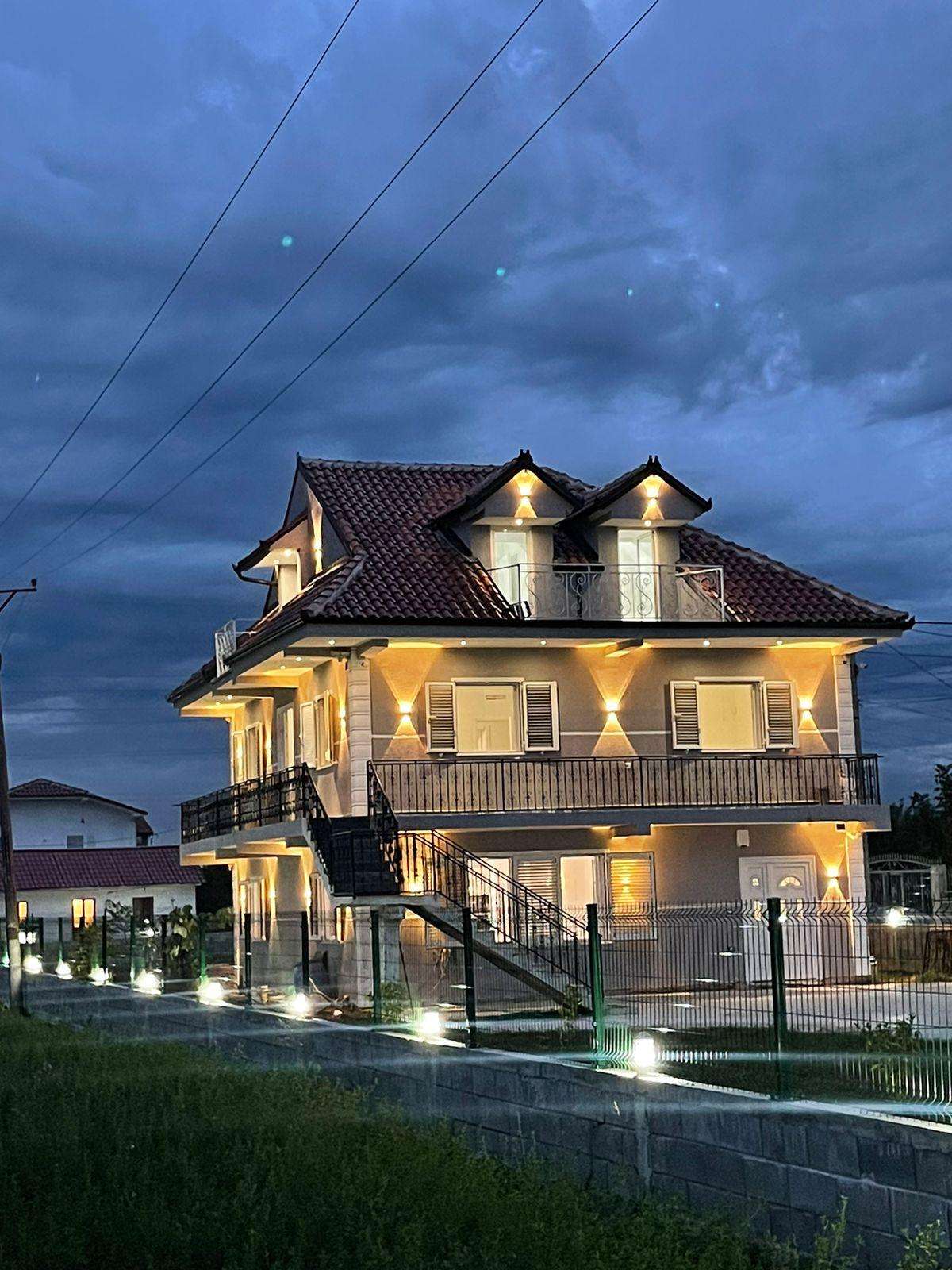 Shitet Vilë 3 Katëshe, në Laknas